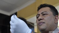 Kapolres Sukabumi AKBP Nasriadi memperlihatkan peluru yang sempat nyangkut selama lima hari di tubuh Atikah. (Foto: Syahdan Alamsyah/detikcom).