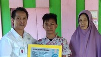 Tak cuma kaki palsu, Amin juga akan diberi bantuan berupa Program Keluarga Harapan (PKH) untuk membantu perekonomian keluarganya. (Foto: Dok. Humas Kemensos)