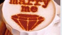 Ajak si dia ngopi lalu pesankan segelas latte spesial. Saat minuman datang, jangan lupa keluarkan cincin dan lontarkan pertanyaan Will You Marry Me? Foto: Istimewa