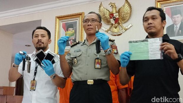 Wadirkrimum Polda Metro Jaya AKBP Ade Ary Syam (kiri).