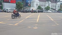Ini lokasi kecelakaan. Tampak masih ada bercak hitam di tengah perempatan Harmoni