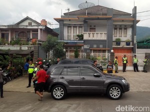 Polisi Sita Barbuk di Rumah Mewah Milik Pengoplos Miras Maut