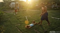 Sejumlah anak asyik bermain di lapangan sepakbola yang lokasinya tidak jauh dari rel kereta api.