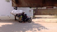 Duh! Becak ini membawa muatan raksasa yang sangat berbahaya. Besarnya muatan yang dibawa sampai membawa masyarakat terbengong dan merasa was-was dengan muatan yang dibawanya. Sangat tidak patut ditiru! Potret ini diambil di Jalan Asam Kumbang, Medan. Foto: pasangmata.com (https://pasangmata.detik.com/contribution/310793)