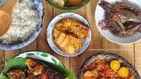 Unggahan menu makan rumahan dari @hanhanny terlihat sangat menggoda. Waduh, selain ada ikan bandeng dan nila bakar, ada juga nasi putih pulen, ikan asin, sayur asem hingga sambal tomat terasi yang sedap! Foto: Instagram @hanhanny