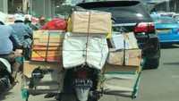 Motor membawa beban berlebihan ini sangat sulit melihat ke belakang dan sangat berbahaya sekali. Lokasi di Jalan Letjen MT Haryono Jakarta. Foto: pasangmata.com (https://pasangmata.detik.com/contribution/310985)