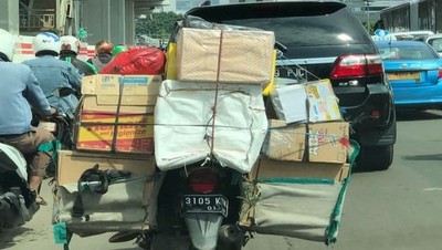 Pemain Sirkus di Jalanan yang Buat Hati Cenat-cenut