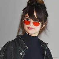 Selena Gomez memilih lensa berwarna merah untuk membuat penampilannya lebih standout. Foto: Dok. Instagram