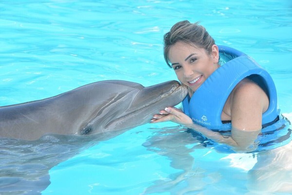 Larissa Pereira saat bermain dengan lumba-lumba di Aquarium Cancun, Meksiko (larissa_peereira/Instagram)