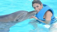 Larissa Pereira saat bermain dengan lumba-lumba di Aquarium Cancun, Meksiko (larissa_peereira/Instagram)