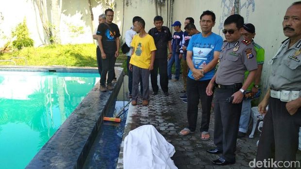 Jasad Raiyhan usai dievakuasi dari kolam renang Hotel Sri Wedari, Sleman.