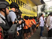 Rilis pengungkapan kasus peradaran miras oplosan di Mapolres Jaksel