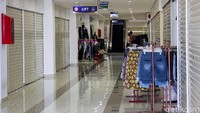 Walupun begitu, masih banyak toko yang masih belum buka, tiap lantai hanya terdapat beberapa toko saja yang sudah beroperasi.