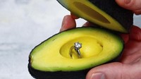 Kalau yang ini lagi jadi tren yang paling baru. Pria melamar kekasihnya dengan cincin yang diletakkan dalam buah alpukat. Foto: Istimewa