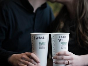 Romantis Banget! Pasangan Ini Bikin Foto Prewedding di Gerai Starbucks
