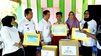 Bantuan kaki palsu untuk Amin diberikan oleh Kementerian Sosial (Foto: Dok. Humas Kemensos)