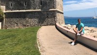 Masih di Prancis, Dzeko mampir ke Menton. Suatu kawasan di Cote dAzur yang penuh bangunan-bangunan kuno (ed_dzeko/Instagram)