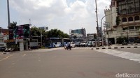 Saat melintas di perempatan Harmoni, Tiara mengendalikan mobil itu kurang hati-hati sehingga menabrak motor milik Irfan.