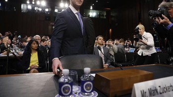Saat Zuckerberg memasuki ruang parlemen AS. Foto: Reuters