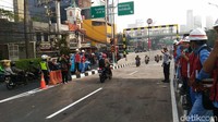 Para pemotor juga bisa melewati underpass yang menghubungkan Jalan Mampang Prapatan dan Jalan HR Rasuna Said itu (Foto: Samsudhuha Wildansyah/detikcom)