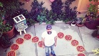 Nah ide ini bisa juga dicontek nih. Pria ini melamar kekasihnya dengan pizza yang disusun jadi bentuk love. Habis melamar bisa makan pizza sepuasnya nih. Foto: Istimewa