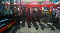 Warga mengantre untuk naik bus Tanah Abang Explorer.