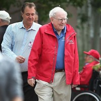 Warren Buffett merupakan salah satu orang paling kaya dunia dengan kekayaan bersih mencapai Rp 1.134 triliun. Meskipun tajir melintir, CEO Berkshire Hathaway ini masih tinggal di rumah yang dibelinya senilai Rp 433 juta pada 1958. Warren pernah berkata kalau dia tidak butuh enam atau delapan rumah, karena dia sudah memiliki segalanya yang perlu dia punya. Foto: Getty Images