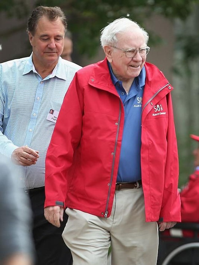 Warren Buffett merupakan salah satu orang paling kaya dunia dengan kekayaan bersih mencapai Rp 1.134 triliun. Meskipun tajir melintir, CEO Berkshire Hathaway ini masih tinggal di rumah yang dibelinya senilai Rp 433 juta pada 1958. Warren pernah berkata kalau dia tidak butuh enam atau delapan rumah, karena dia sudah memiliki segalanya yang perlu dia punya. Foto: Getty Images