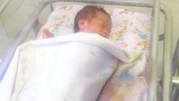 Seorang bayi perempuan dibuang di kawasan Pintu Air 3 Jakarta Pusat. Bayi tersebut ditemukan menangis dalam kondisi masih merah dan berlumur lumpur dengan ari-ari yang belum terpotong. Ada indikasi bayi ini dibuang karena kelahirannya tidak diinginkan orang tua. (Dok Dinsos DKI Jakarta)