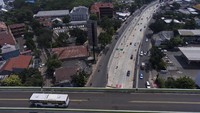 Horo macet di Mampang perlahan sirna. Kalau arus utara selatan nggak ada halangan lagi. Secara luas nanti kami coba hitung, kami kaji lagi. Analitik teorinya sekitar 33 persen secara kawasan total ya ini kan pengaruhnya kami lihat nanti Gatot Subroto seperti apa, Tendean seperti apa, kata Kepala Dinas Bina Marga DKI Jakarta, Yusmada Faizal, di lokasi pagi tadi (Foto: ANTARA FOTO/Hafidz Mubarak A)