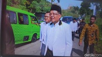 Presiden PKS Sohibul Iman dan elite PKS lainnya sampai berjalan kaki saking macetnya. (Foto: Tsarina Maharani/detikcom)