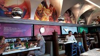 Kalau ini area bersantap yang jadi favorit pengunjung. Tak jarang mereka perlu memesan tempat terlebih dahulu agar bisa duduk di sini. Foto: dok. detikFood