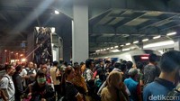 Kondisi ini belum seberapa, ada yang lebih horor lagi. Selain menunggu berdesakan, penumpang juga harus rela mondar-mandir peron 4 dan 5. Dua peron ini melayani perjalanan rute Duri-Tangerang, yakni peron 4 dan peron 5. Hanya saja, kereta datang satu per satu setiap 30 menit.
