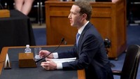 Namun ada satu hal yang menjadi perhatian khusus, yakni alas duduk yang ada di kursi yang dipakai Zuckerberg. Foto: Saul Loeb/AFP