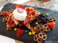 DC Comics Superheroes Cafe: Yummy! Burger 'Superman' dan Milkshake 'Joker' di Kafe Instagramable
