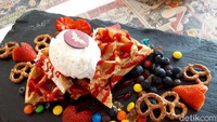 Kalau ini namanya waffle Wonder Womans Crazy Fruity Goddess. Waffle dengan es krim vanilla ini dilengkapi  mini pretzel, potongan buah strawberry dan blueberry segar, permen M&Ms dan gummy bear. Foto: dok. detikFood