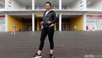 Dellie Threesyadinda mengenal dan menekuni panahan dari campur tangan mamanya, Lilies Handayani. Mereka juga kerap menjadi lawan di turnamen internasional.