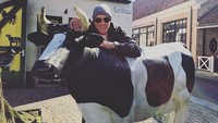 Bahkan dia mencamtumkan caption One more with my new friend saat berfoto dengan patung sapi. Gokil nih! (jcvd/ Instagram)