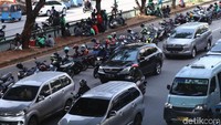 Ojek online memarkirkan kendaraan seenaknya di tengah badan jalan dan tidak pada tempatnya. Duh,....