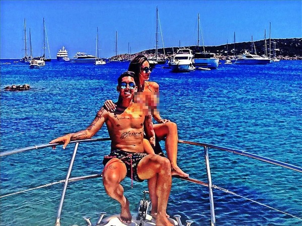 Firmino dan istri sering liburan bersama, saat libur musim pertandingan. Ini pose mereka berdua di Porto Cervo, suatu kawasan pesisir yang indah di Italia (larissa_peereira/Instagram) Firmino dan istri sering liburan bersama, saat libur musim pertandingan. Ini pose mereka berdua di Porto Cervo, suatu kawasan pesisir yang indah di Italia (larissa_peereira/Instagram)