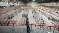 Dia juga pernah berkunjung ke Kota Xian, China melihat salah satu keajaiban dunia, makam Pasukan Terracota. Ada 8.099 pasukan dan kuda yang terbuat dari tanah liat untuk menjaga makam Kaisar Qin Shi Huang. (Mark Zuckerberg/Facebook)