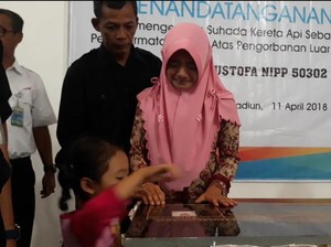 Tangis Istri Masinis Warnai Penandatanganan Prasasti Tragedi Sancaka