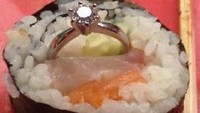 Cara melamar yang satu ini bisa jadi surprise juga. Selipkan cincin pada sushi dan berikan pada kekasih. Eits tapi hati-hati ya jangan sampai cincinnya tertelan. Foto: Istimewa