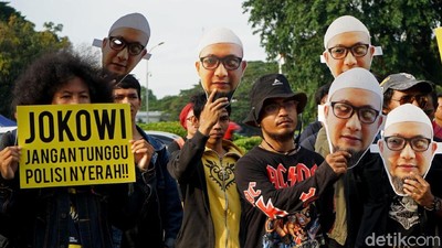 Setahun Digantung, Pendukung Novel Gelar Aksi di Istana