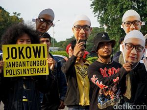 Setahun Digantung, Pendukung Novel Gelar Aksi di Istana