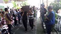 Pada sore tadi, pukul 14.45 WIB jenazah baru tiba. Bayu Ardi Isnanto/detikcom