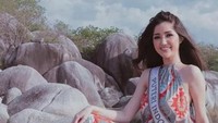 Berpose di batu-batu granit besar khas pantai Belitung (soniafergina/Instagram)