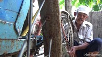 Pengayuh becak itu bernama Daeng Tadda (83) warga Desa Marumpa, Kecamatan Marusu, Maros. Ia menyetor uang ke Abu Tours bersama istrinya, Daeng Lenteng (50) masing-masing Rp 17 juta pada Agustus 2017 lalu.