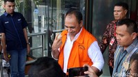 Marianus mengacungkan 2 jari. Marianus mendapat nomor urut 2 dalam kontestasi Pilgub NTT, berpasangan dengan Emmilia Nomlemi.