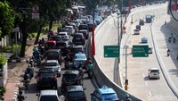 Sementara kendaraan dari arah Mampang yang ingin menuju Kuningan bisa langsung melalui underpass. Melalui underpass ini, para pengguna jalan tidak terkena macet di perempatan Kuningan.